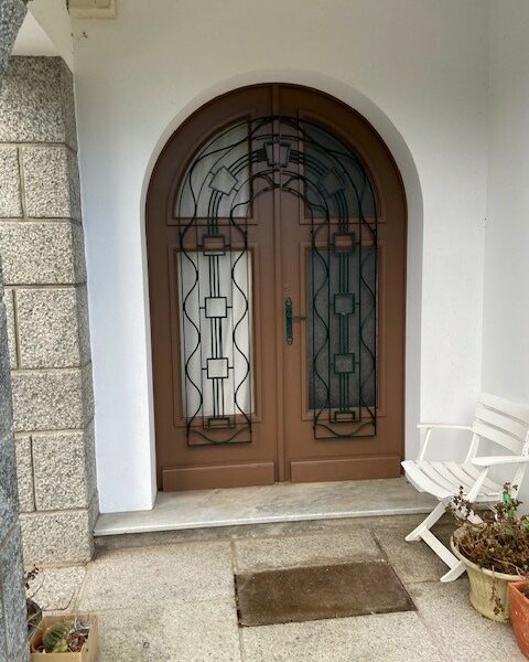 Photo avant le changement d'une porte d'entrée cintrée en bois par une belle porte en Aluminium de chez « ATLANTIC CINTRAGE » sur la commune de CONCARNEAU