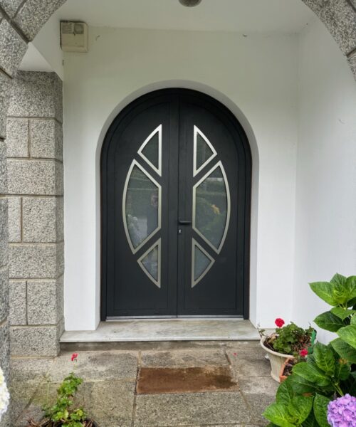 Photo après le changement d'une porte d'entrée cintrée en bois par une belle porte en Aluminium de chez « ATLANTIC CINTRAGE » sur la commune de CONCARNEAU