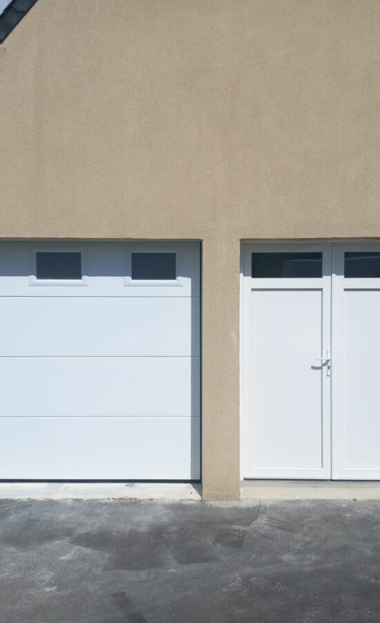 Installation de deux portes de garage blanches en PVC