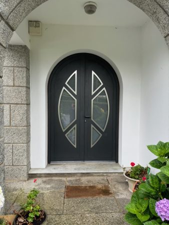 Photo après le changement d'une porte d'entrée cintrée en bois par une belle porte en Aluminium de chez « ATLANTIC CINTRAGE » sur la commune de CONCARNEAU